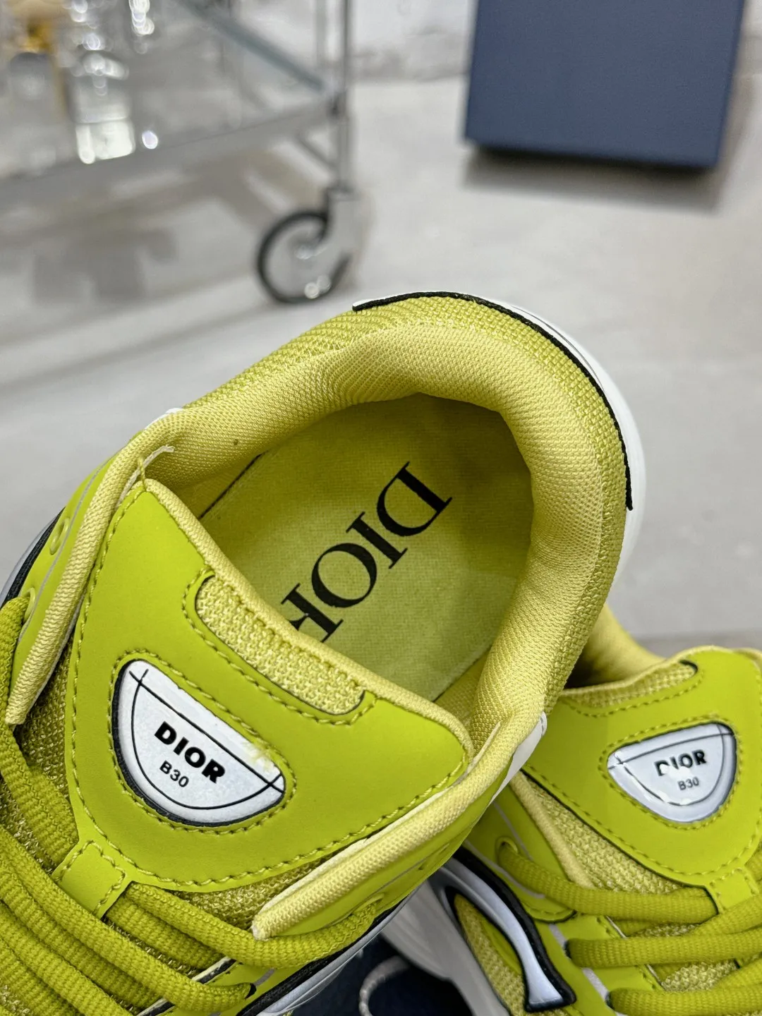 Men's men's shoes 💰600❤️❤️❤️High version Dior Dior's latest color matching B30 series reflective dad sneakers original 17380💰 purchased for development and production Brand new B30 sneakers Dad Shoes style shoes that follow the trend of the retro market The Dior logo on the tongue also indicates that this pair of shoes is the B30 model! B30 uses fine-textured leather and mesh cloth materials to form a shoe body. There are conspicuous letters CD on both sides of the shoe body to indicate identity. Many lines on the shoe body outline details to make the shoes look less monotonous and full of retro flavor. The delivery counter is exquisitely packaged🛍📦 ▪️Fabric: Original customized technical fabric + mesh ▪️Inner lining: Customized breathable lining ▪️Outsole: Original molded IP foam + TPU outsole ▪️Sole thickness: 3.5CM ▪️Size: Women’s size 35-40 / Men’s size 39-46